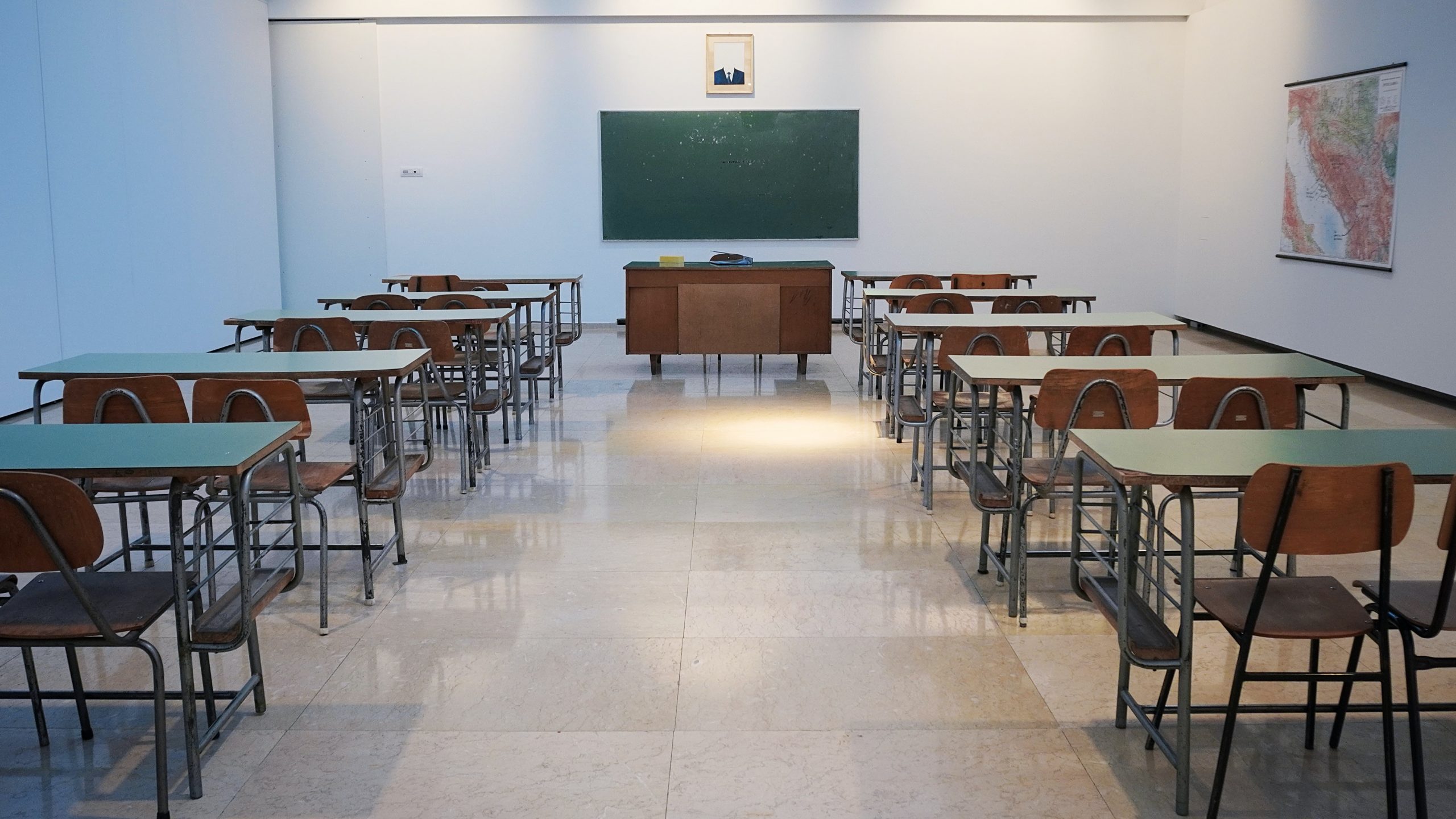ivan-aleksic-PDRFeeDniCk-unsplash Empty classroom